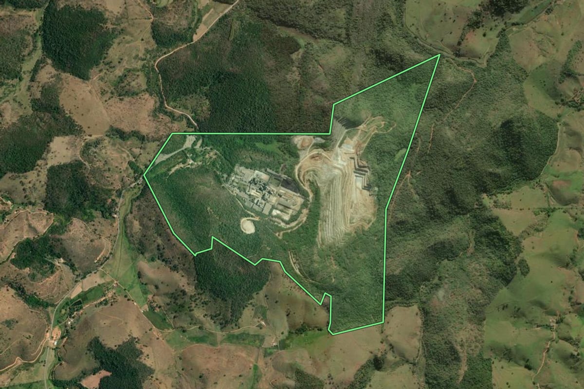 Imagem de satélite do imóvel rural em Cantagalo (RJ), com o contorno declarado no CAR desenhado por cima.