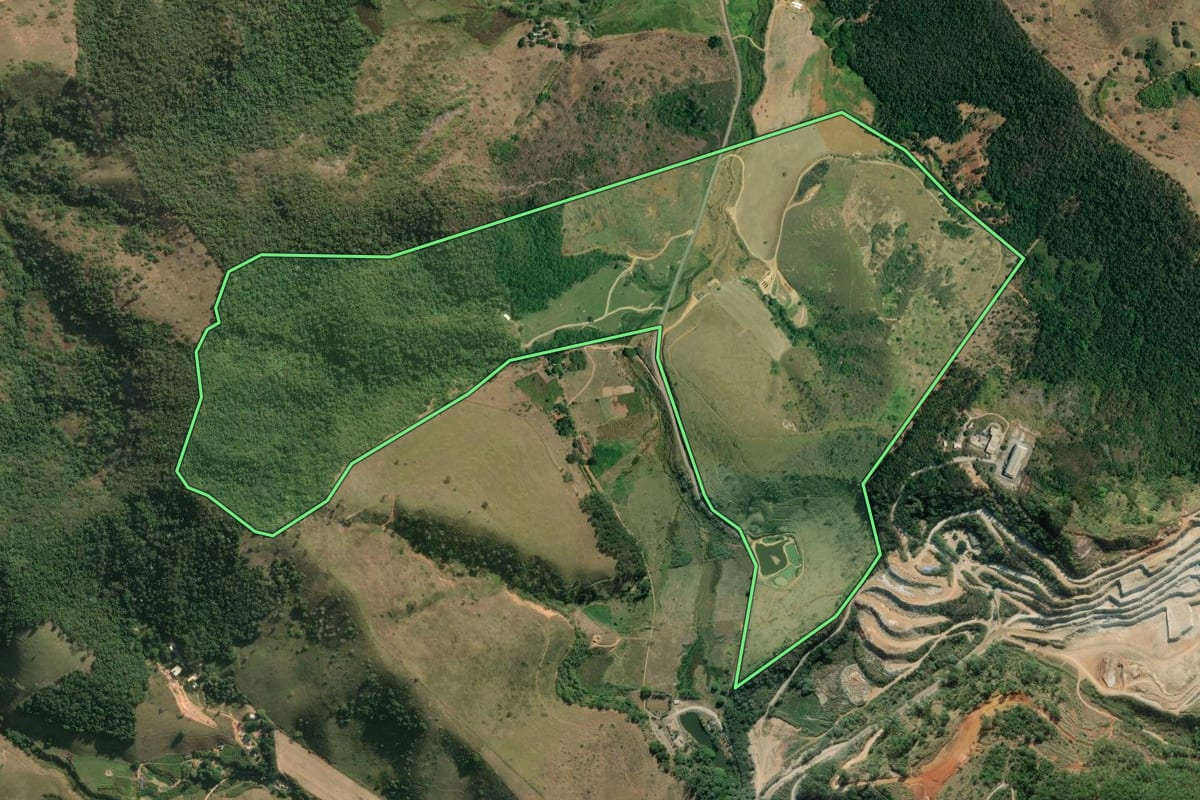 Imagem de satélite do imóvel rural em Cantagalo (RJ), com o contorno declarado no CAR desenhado por cima.