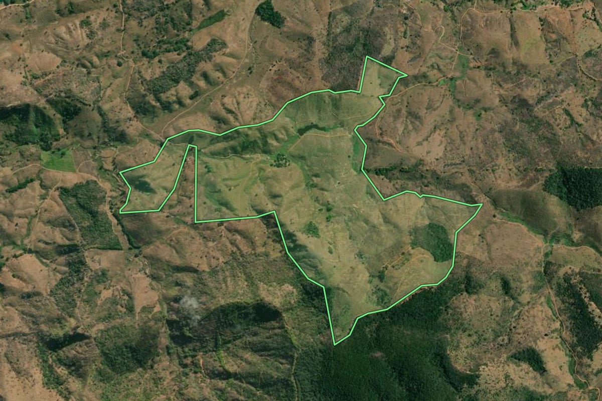 Imagem de satélite do imóvel rural em Cantagalo (RJ), com o contorno declarado no CAR desenhado por cima.