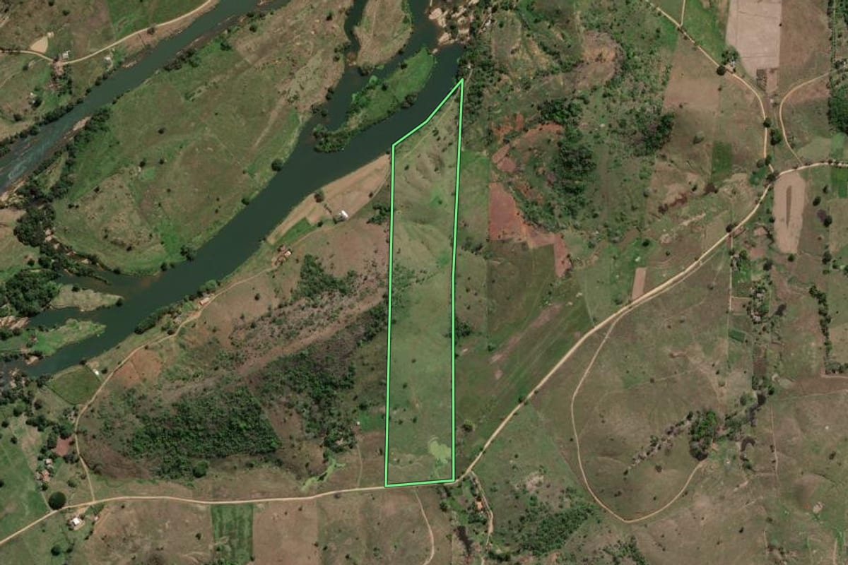 Imagem de satélite do imóvel rural em Cantagalo (RJ), com o contorno declarado no CAR desenhado por cima.