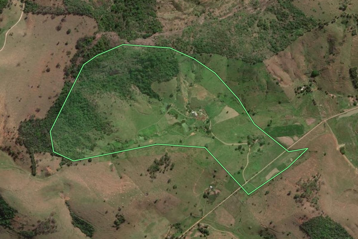 Imagem de satélite do imóvel rural em Cantagalo (RJ), com o contorno declarado no CAR desenhado por cima.