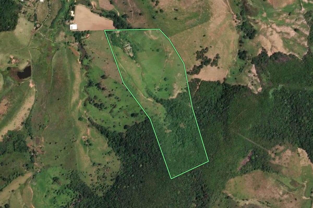 Imagem de satélite do imóvel rural em Cantagalo (RJ), com o contorno declarado no CAR desenhado por cima.