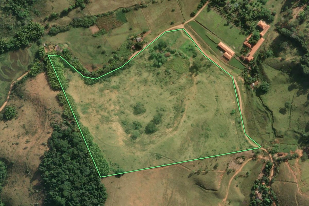 Imagem de satélite do imóvel rural em Cantagalo (RJ), com o contorno declarado no CAR desenhado por cima.