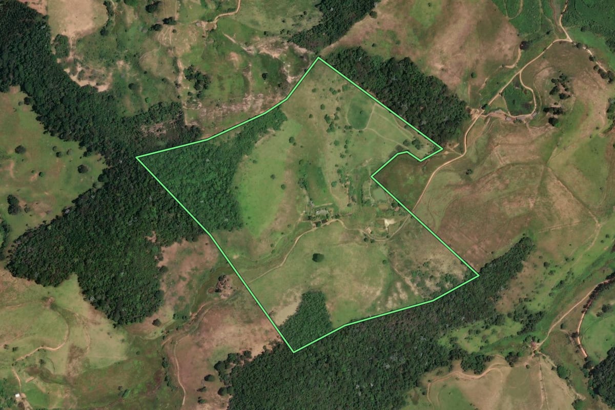 Imagem de satélite do imóvel rural em Cantagalo (RJ), com o contorno declarado no CAR desenhado por cima.