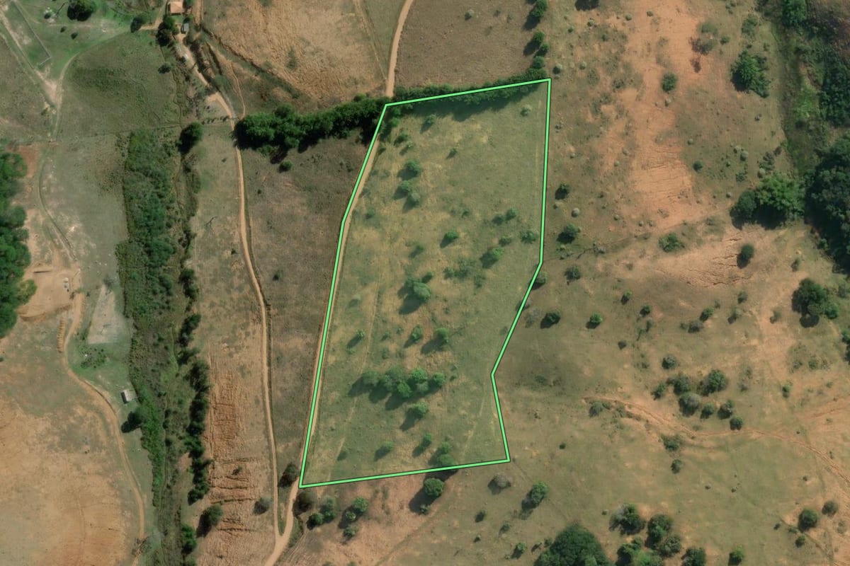 Imagem de satélite do imóvel rural em Cantagalo (RJ), com o contorno declarado no CAR desenhado por cima.