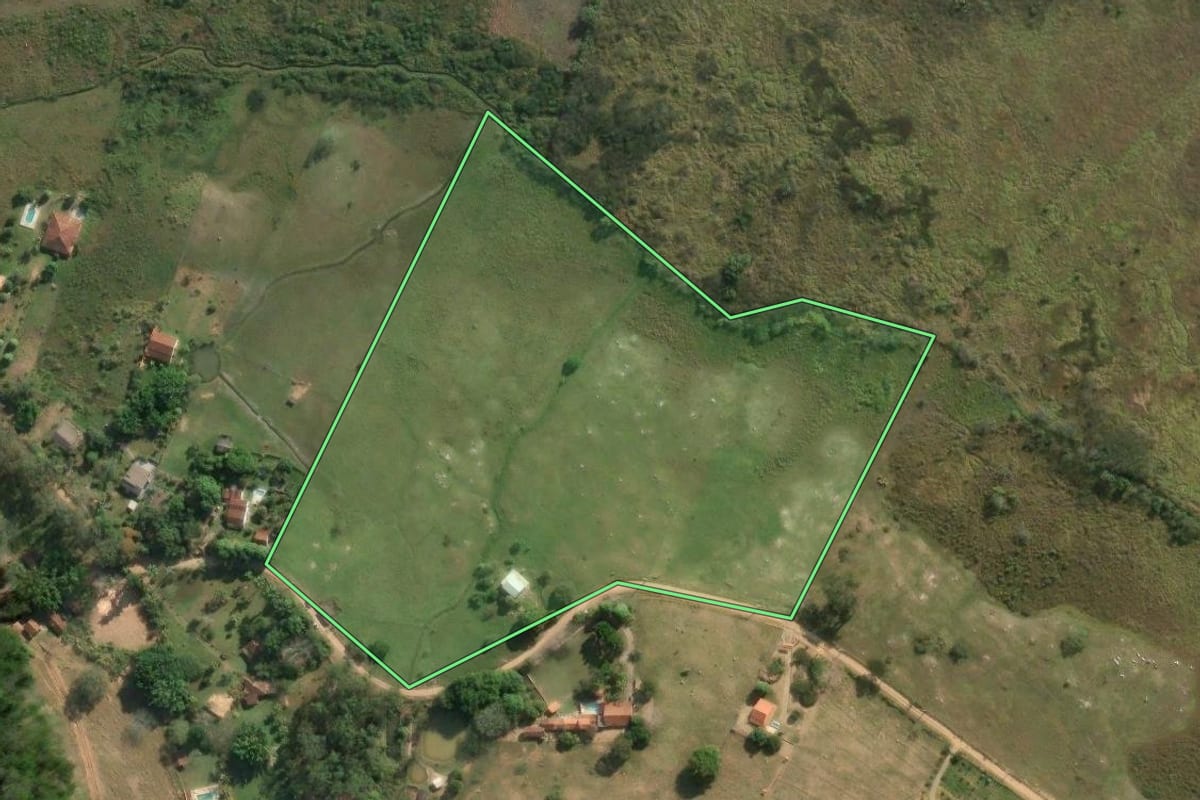 Imagem de satélite do imóvel rural em Cantagalo (RJ), com o contorno declarado no CAR desenhado por cima.