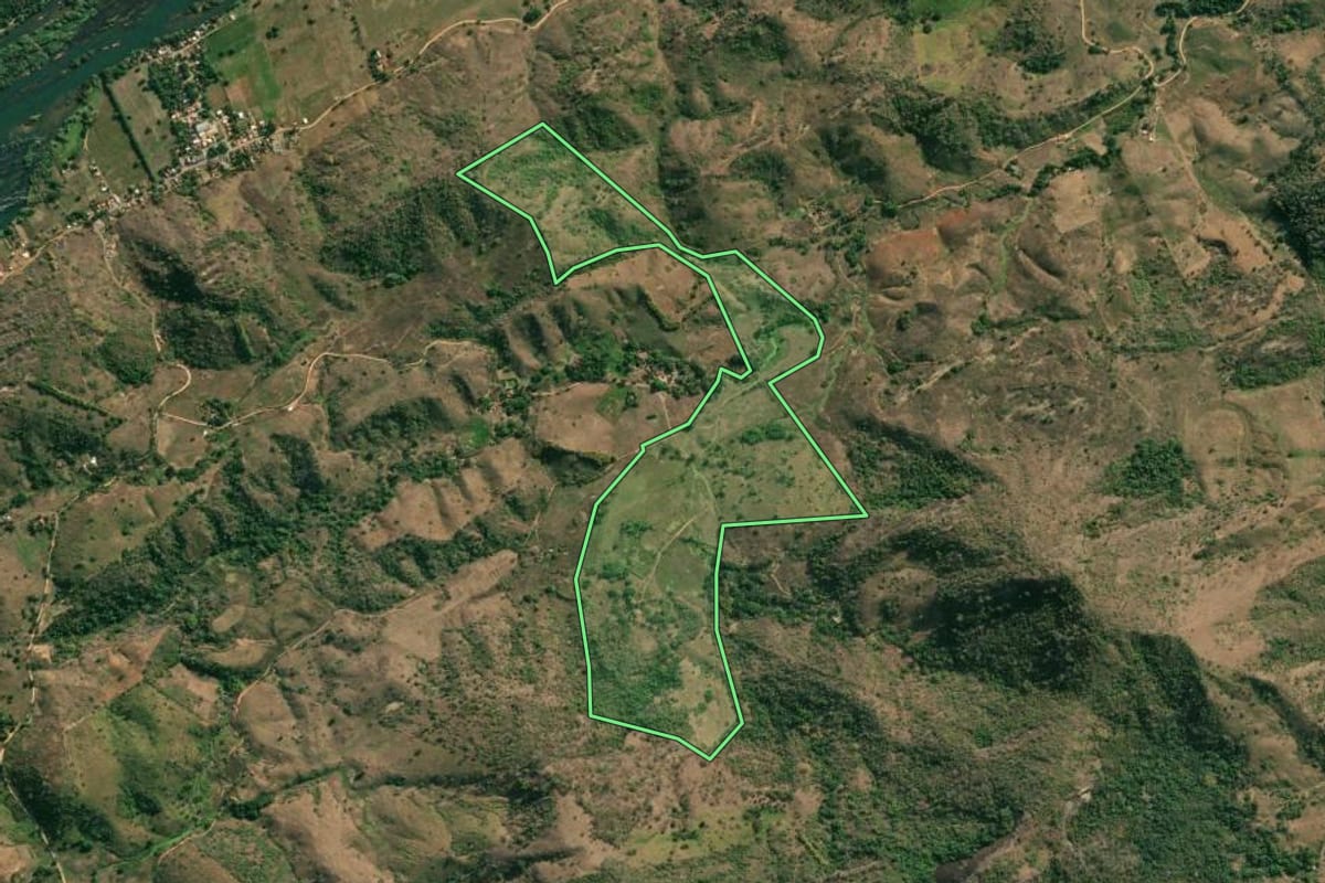Imagem de satélite do imóvel rural em Cantagalo (RJ), com o contorno declarado no CAR desenhado por cima.