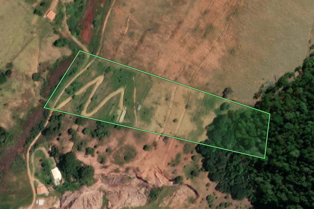 Imagem de satélite do imóvel rural em Cantagalo (RJ), com o contorno declarado no CAR desenhado por cima.