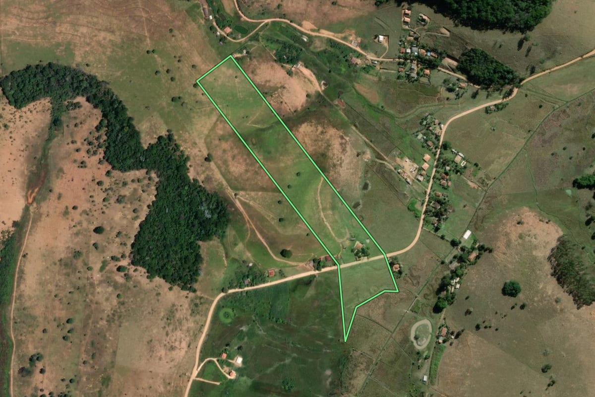 Imagem de satélite do imóvel rural em Cantagalo (RJ), com o contorno declarado no CAR desenhado por cima.