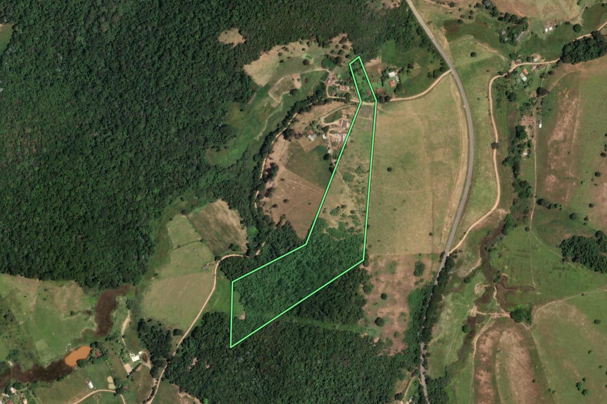 Imagem de satélite do imóvel rural em Cantagalo (RJ), com o contorno declarado no CAR desenhado por cima.
