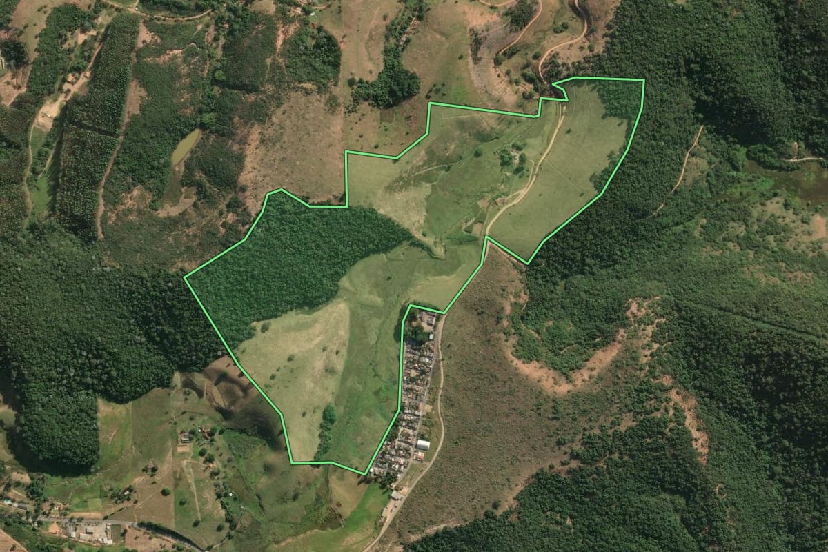 Imagem de satélite do imóvel rural em Cantagalo (RJ), com o contorno declarado no CAR desenhado por cima.