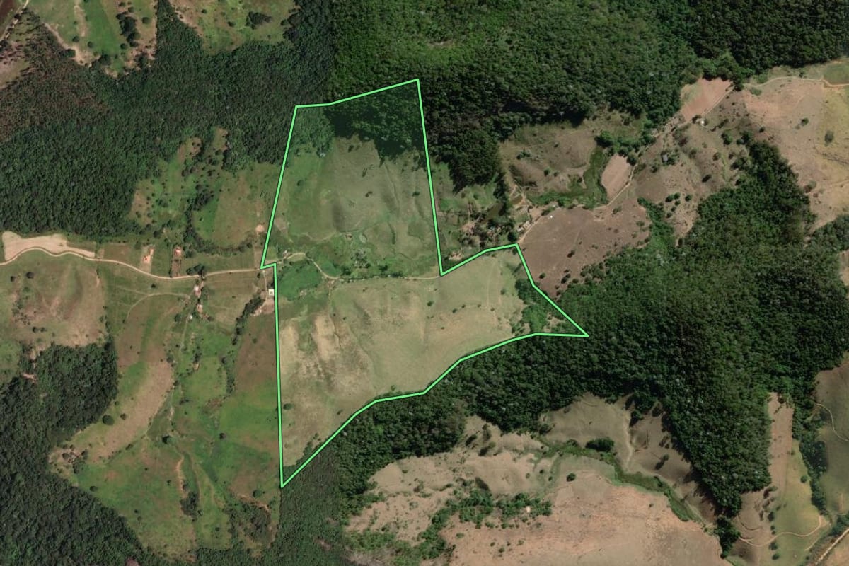Imagem de satélite do imóvel rural em Cantagalo (RJ), com o contorno declarado no CAR desenhado por cima.