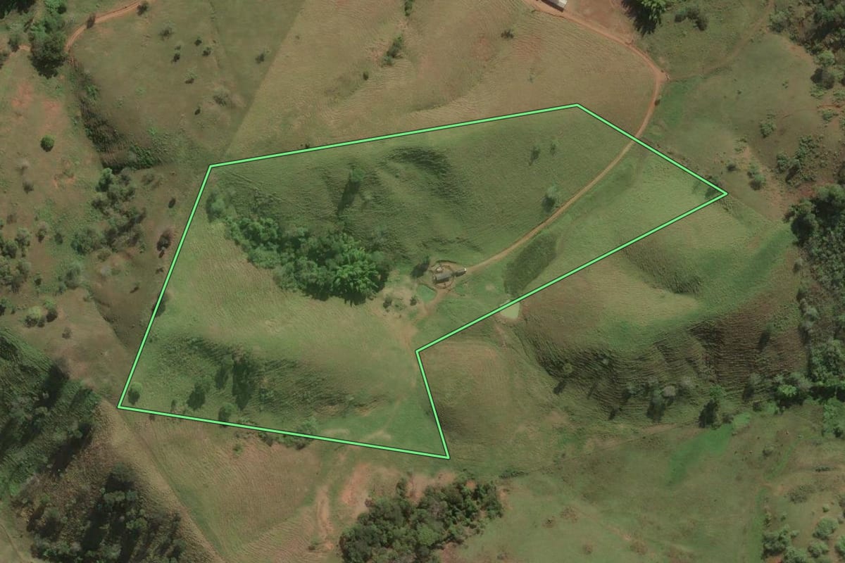 Imagem de satélite do imóvel rural em Cantagalo (RJ), com o contorno declarado no CAR desenhado por cima.