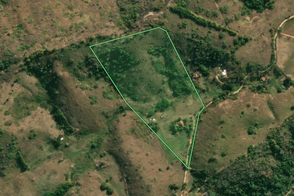 Imagem de satélite do imóvel rural em Cantagalo (RJ), com o contorno declarado no CAR desenhado por cima.