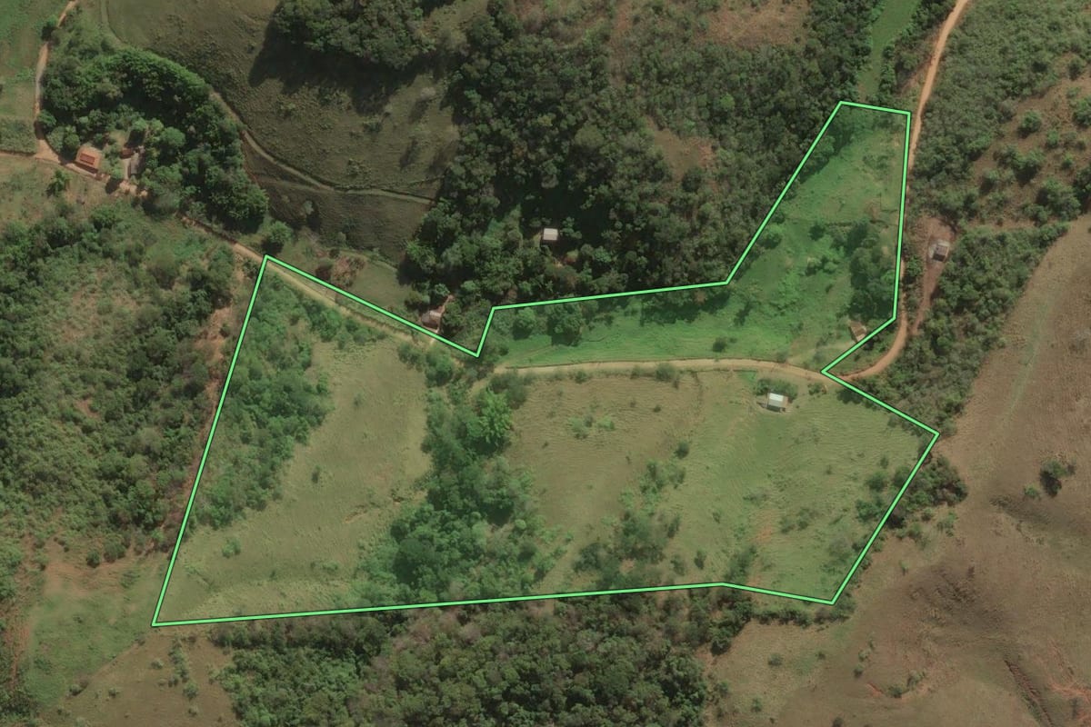 Imagem de satélite do imóvel rural em Cantagalo (RJ), com o contorno declarado no CAR desenhado por cima.