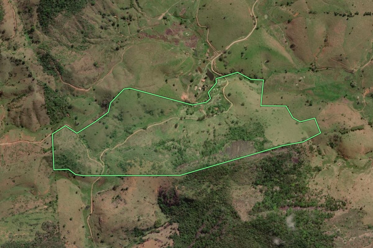 Imagem de satélite do imóvel rural em Cantagalo (RJ), com o contorno declarado no CAR desenhado por cima.