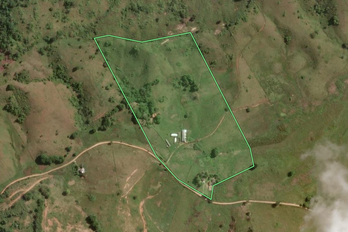 Imagem de satélite do imóvel rural em Cantagalo (RJ), com o contorno declarado no CAR desenhado por cima.