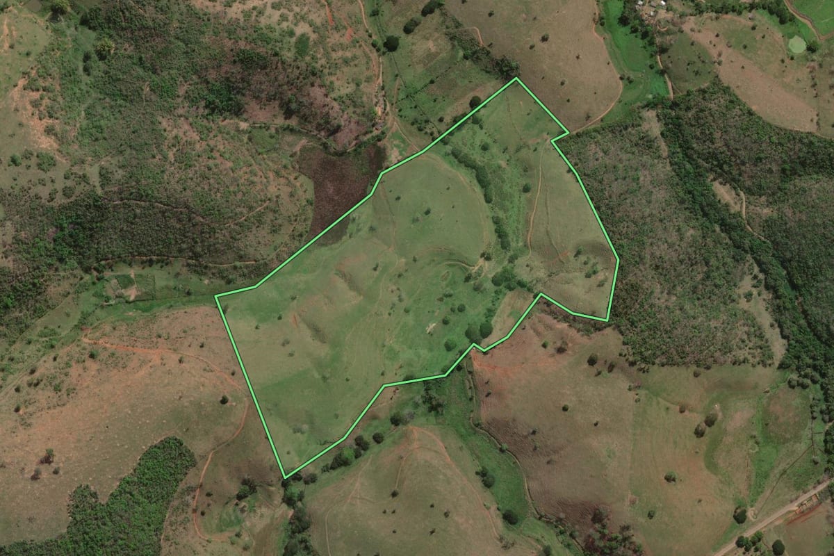 Imagem de satélite do imóvel rural em Cantagalo (RJ), com o contorno declarado no CAR desenhado por cima.