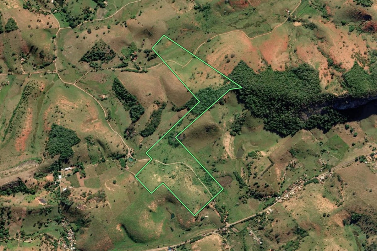 Imagem de satélite do imóvel rural em Cardoso Moreira (RJ), com o contorno declarado no CAR desenhado por cima.