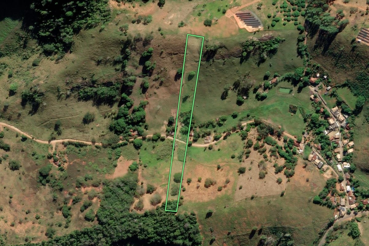 Imagem de satélite do imóvel rural em Cardoso Moreira (RJ), com o contorno declarado no CAR desenhado por cima.