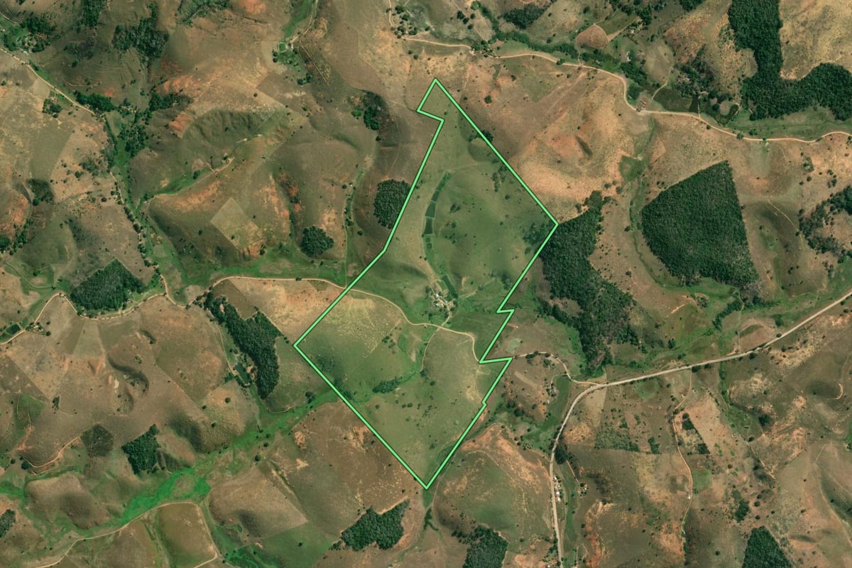 Imagem de satélite do imóvel rural em Cardoso Moreira (RJ), com o contorno declarado no CAR desenhado por cima.
