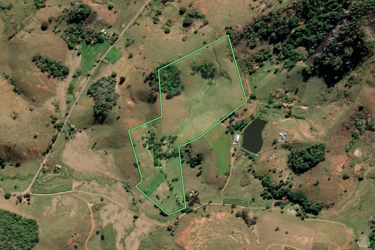 Imagem de satélite do imóvel rural em Cardoso Moreira (RJ), com o contorno declarado no CAR desenhado por cima.