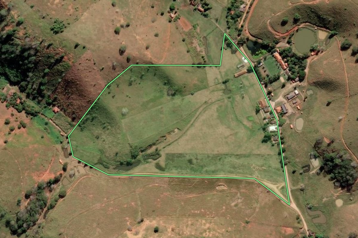 Imagem de satélite do imóvel rural em Cardoso Moreira (RJ), com o contorno declarado no CAR desenhado por cima.