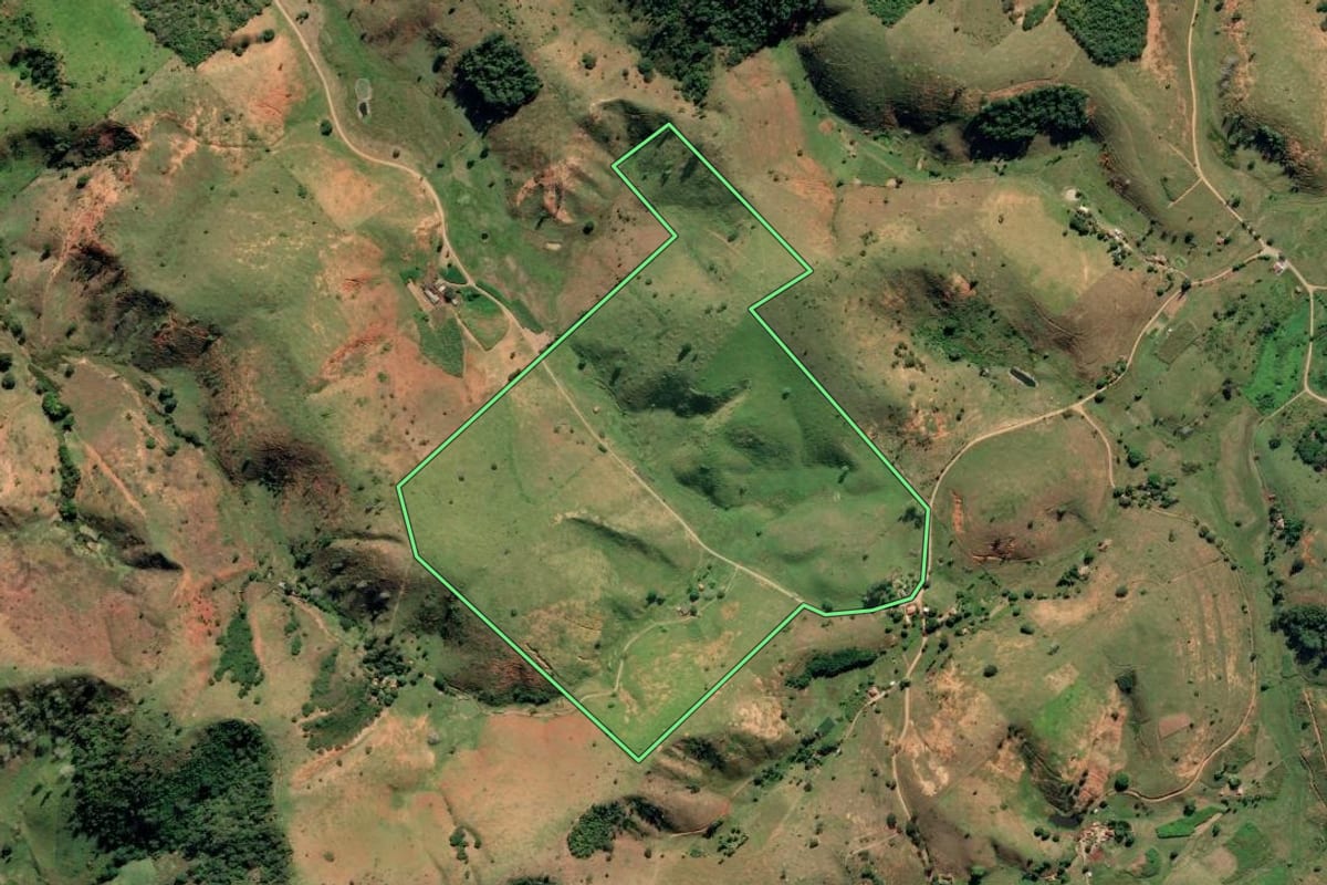 Imagem de satélite do imóvel rural em Cardoso Moreira (RJ), com o contorno declarado no CAR desenhado por cima.