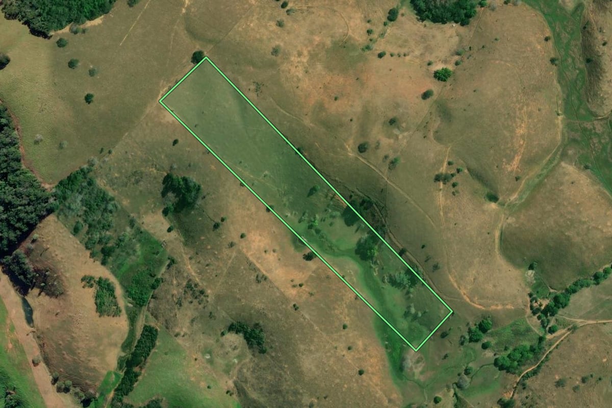 Imagem de satélite do imóvel rural em Cardoso Moreira (RJ), com o contorno declarado no CAR desenhado por cima.