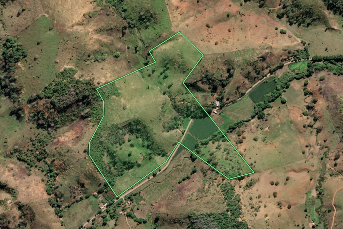 Imagem de satélite do imóvel rural em Cardoso Moreira (RJ), com o contorno declarado no CAR desenhado por cima.
