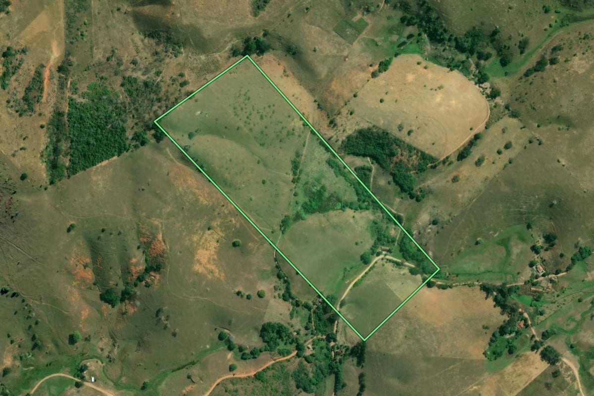 Imagem de satélite do imóvel rural em Cardoso Moreira (RJ), com o contorno declarado no CAR desenhado por cima.