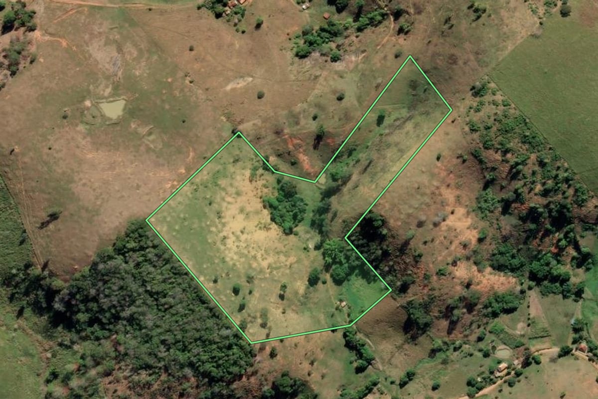Imagem de satélite do imóvel rural em Cardoso Moreira (RJ), com o contorno declarado no CAR desenhado por cima.