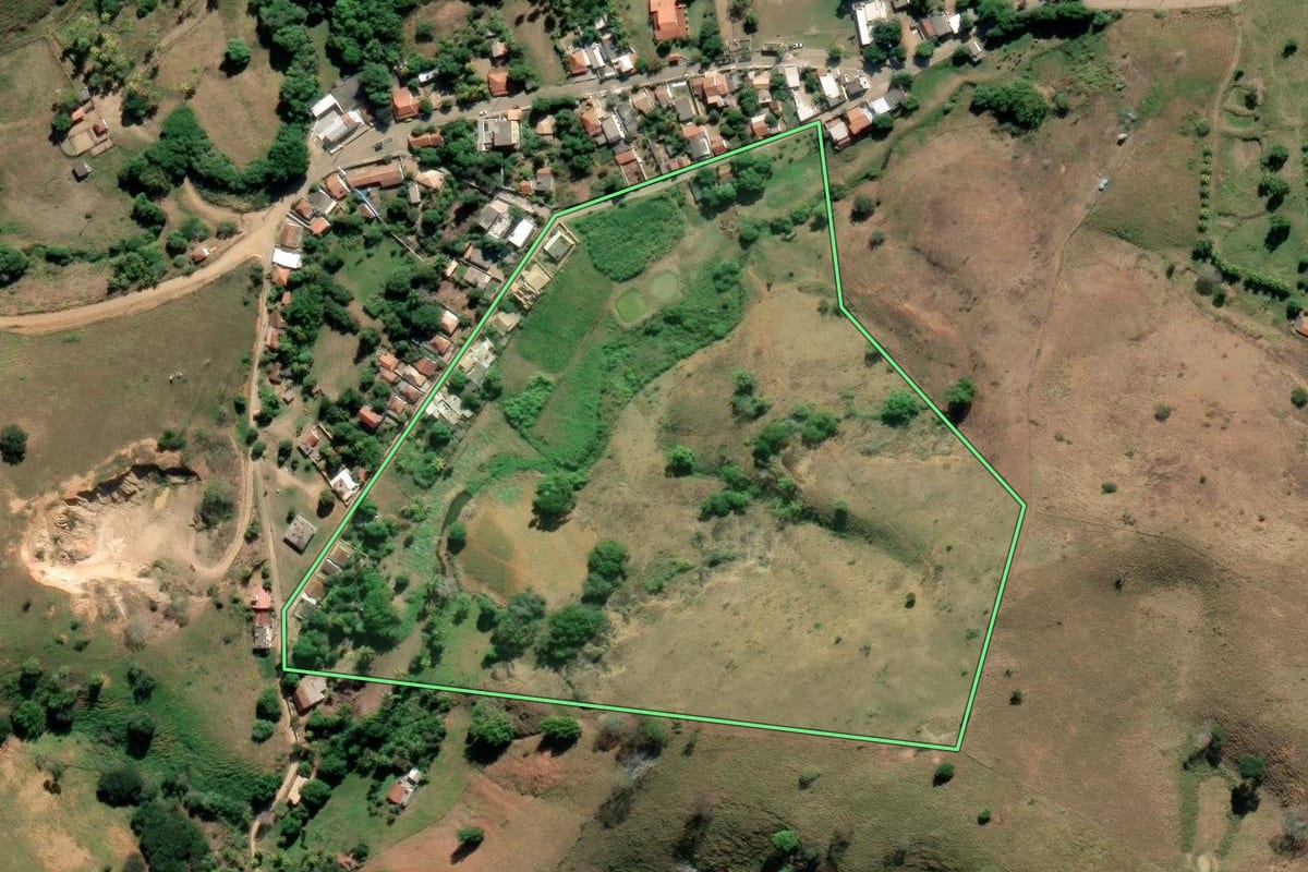 Imagem de satélite do imóvel rural em Cardoso Moreira (RJ), com o contorno declarado no CAR desenhado por cima.