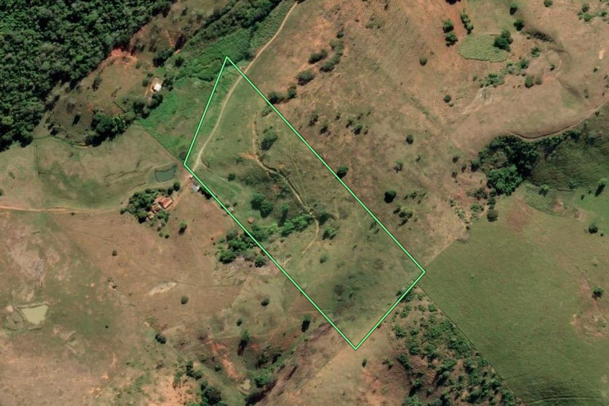 Imagem de satélite do imóvel rural em Cardoso Moreira (RJ), com o contorno declarado no CAR desenhado por cima.