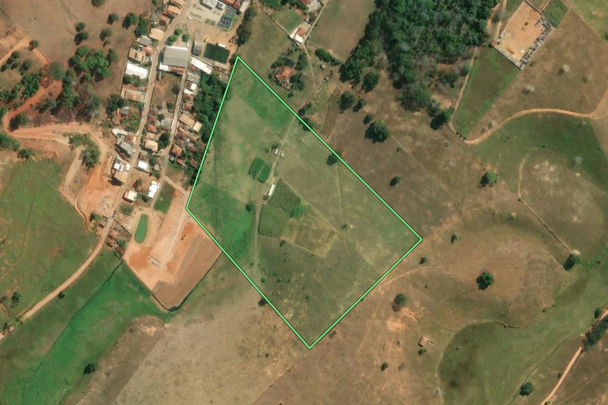 Imagem de satélite do imóvel rural em Cardoso Moreira (RJ), com o contorno declarado no CAR desenhado por cima.