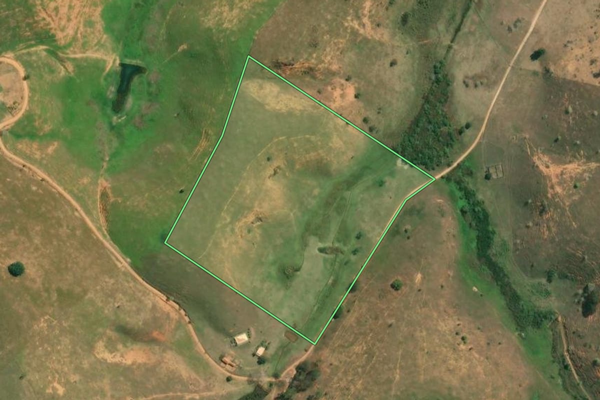 Imagem de satélite do imóvel rural em Cardoso Moreira (RJ), com o contorno declarado no CAR desenhado por cima.