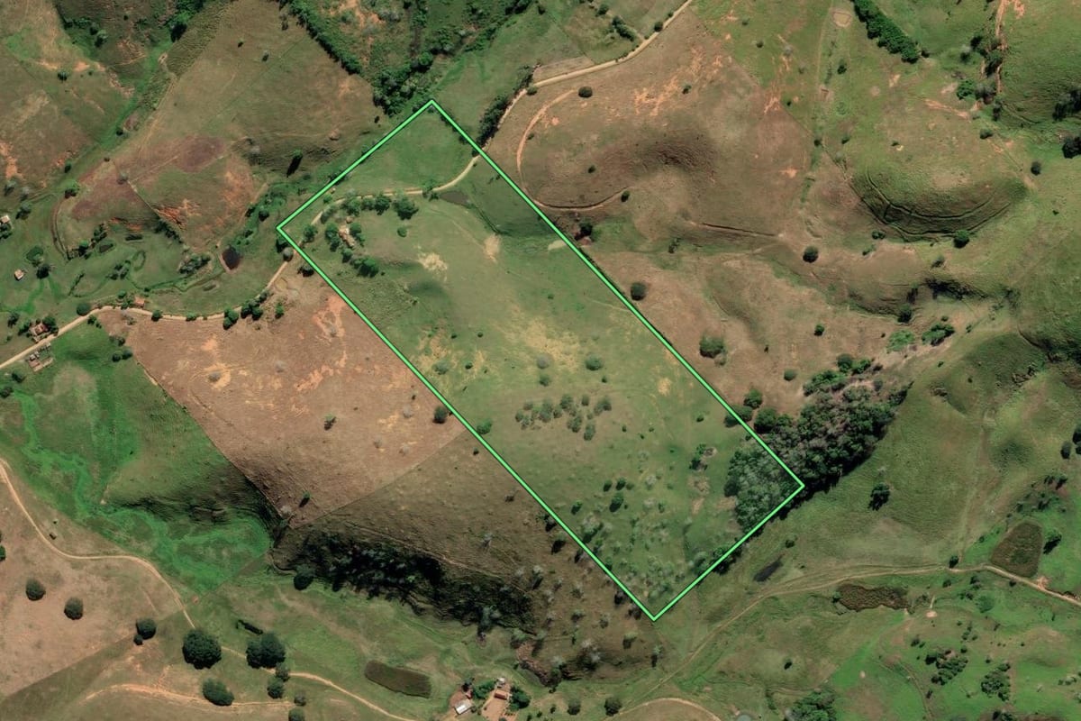 Imagem de satélite do imóvel rural em Cardoso Moreira (RJ), com o contorno declarado no CAR desenhado por cima.
