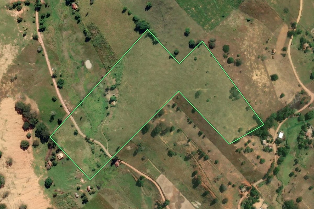Imagem de satélite do imóvel rural em Cardoso Moreira (RJ), com o contorno declarado no CAR desenhado por cima.