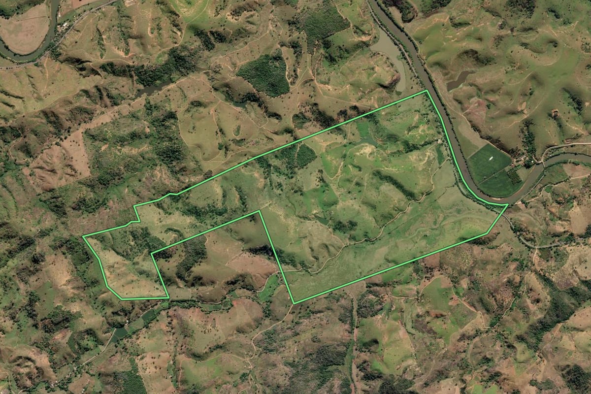 Imagem de satélite do imóvel rural em Cardoso Moreira (RJ), com o contorno declarado no CAR desenhado por cima.