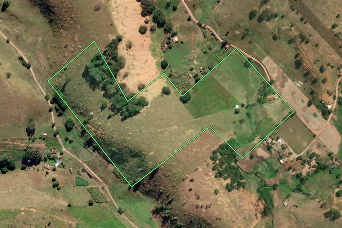 Imagem de satélite do imóvel rural em Cardoso Moreira (RJ), com o contorno declarado no CAR desenhado por cima.