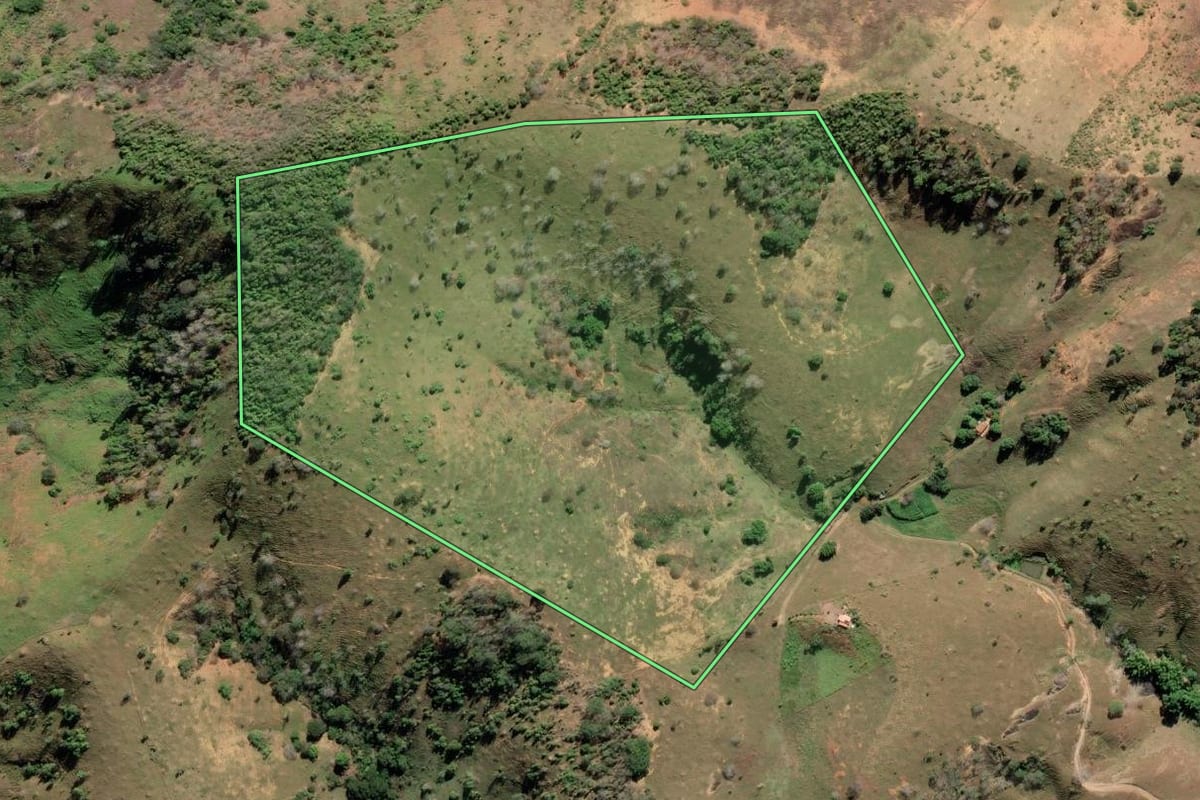 Imagem de satélite do imóvel rural em Cardoso Moreira (RJ), com o contorno declarado no CAR desenhado por cima.