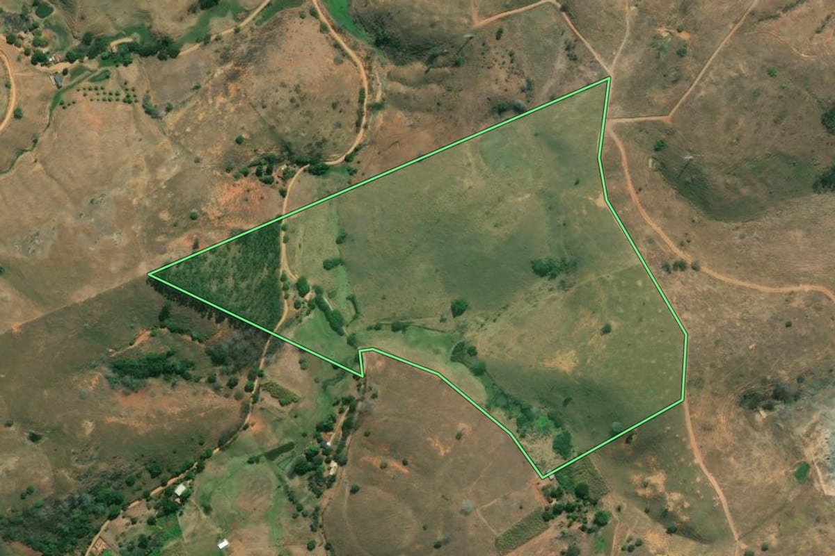 Imagem de satélite do imóvel rural em Cardoso Moreira (RJ), com o contorno declarado no CAR desenhado por cima.