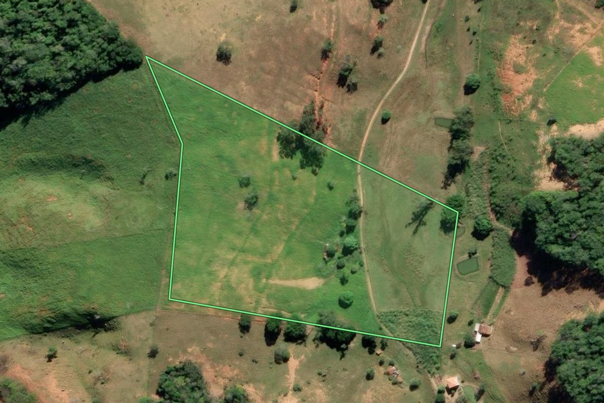 Imagem de satélite do imóvel rural em Cardoso Moreira (RJ), com o contorno declarado no CAR desenhado por cima.