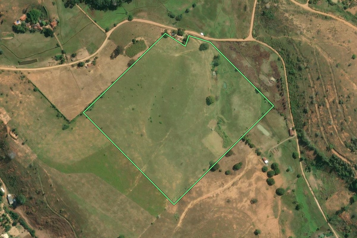 Imagem de satélite do imóvel rural em Cardoso Moreira (RJ), com o contorno declarado no CAR desenhado por cima.