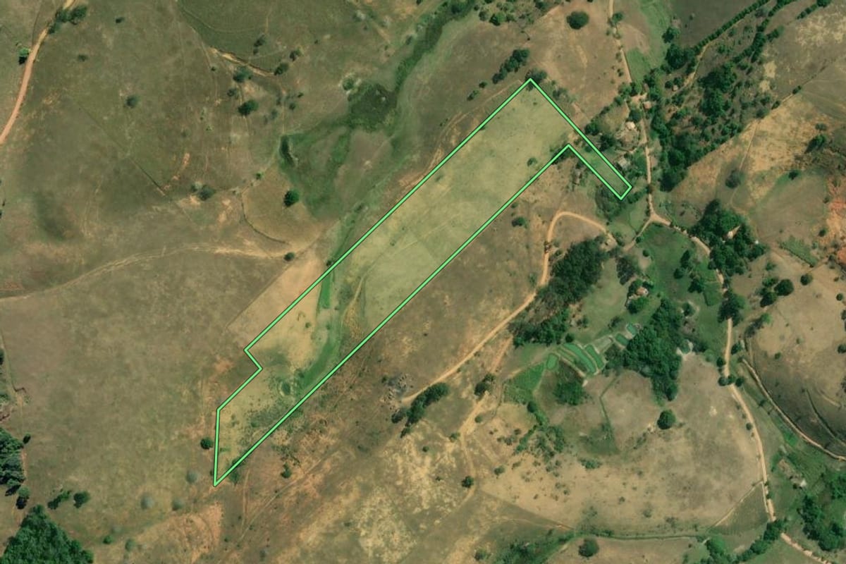 Imagem de satélite do imóvel rural em Cardoso Moreira (RJ), com o contorno declarado no CAR desenhado por cima.
