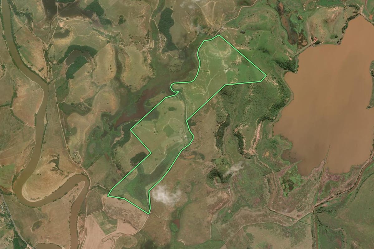 Imagem de satélite do imóvel rural em Cardoso Moreira (RJ), com o contorno declarado no CAR desenhado por cima.