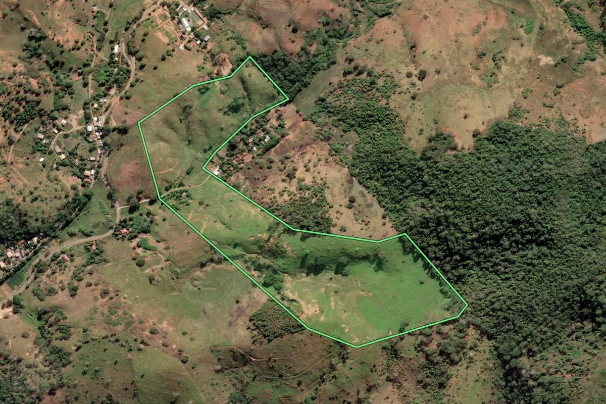 Imagem de satélite do imóvel rural em Cardoso Moreira (RJ), com o contorno declarado no CAR desenhado por cima.