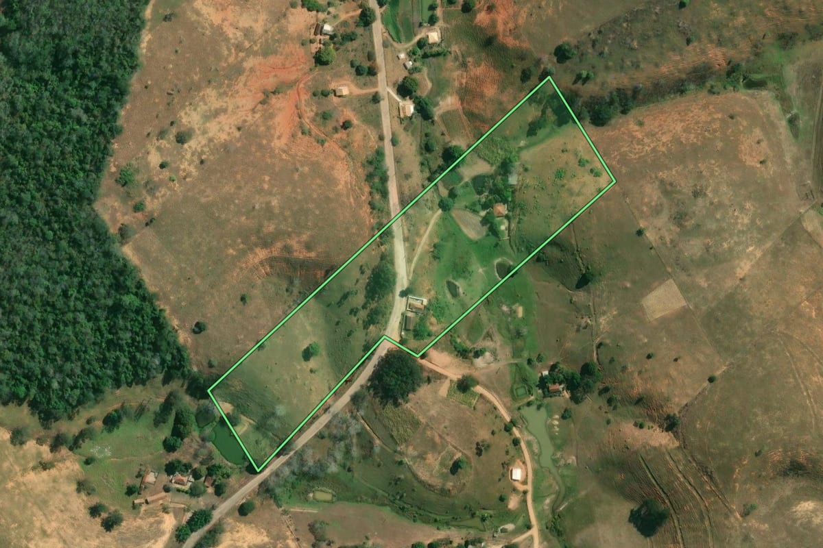 Imagem de satélite do imóvel rural em Cardoso Moreira (RJ), com o contorno declarado no CAR desenhado por cima.