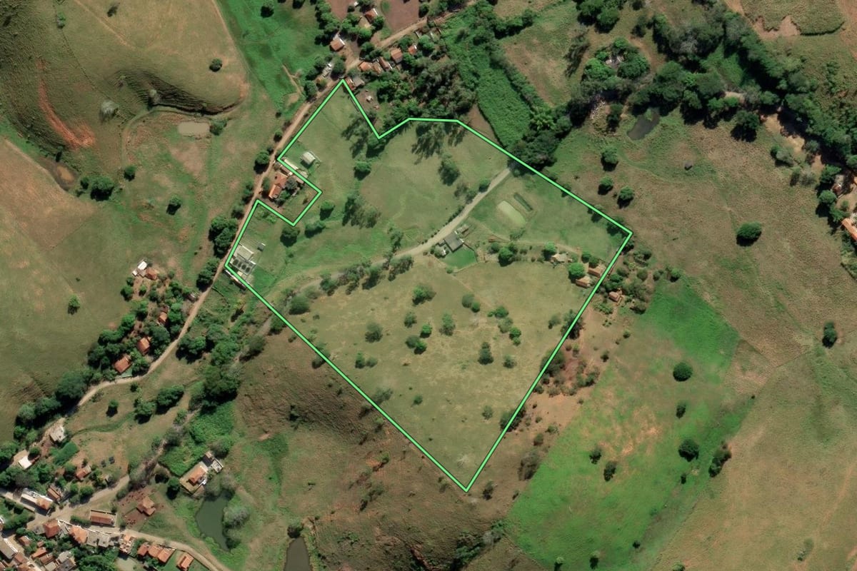 Imagem de satélite do imóvel rural em Cardoso Moreira (RJ), com o contorno declarado no CAR desenhado por cima.