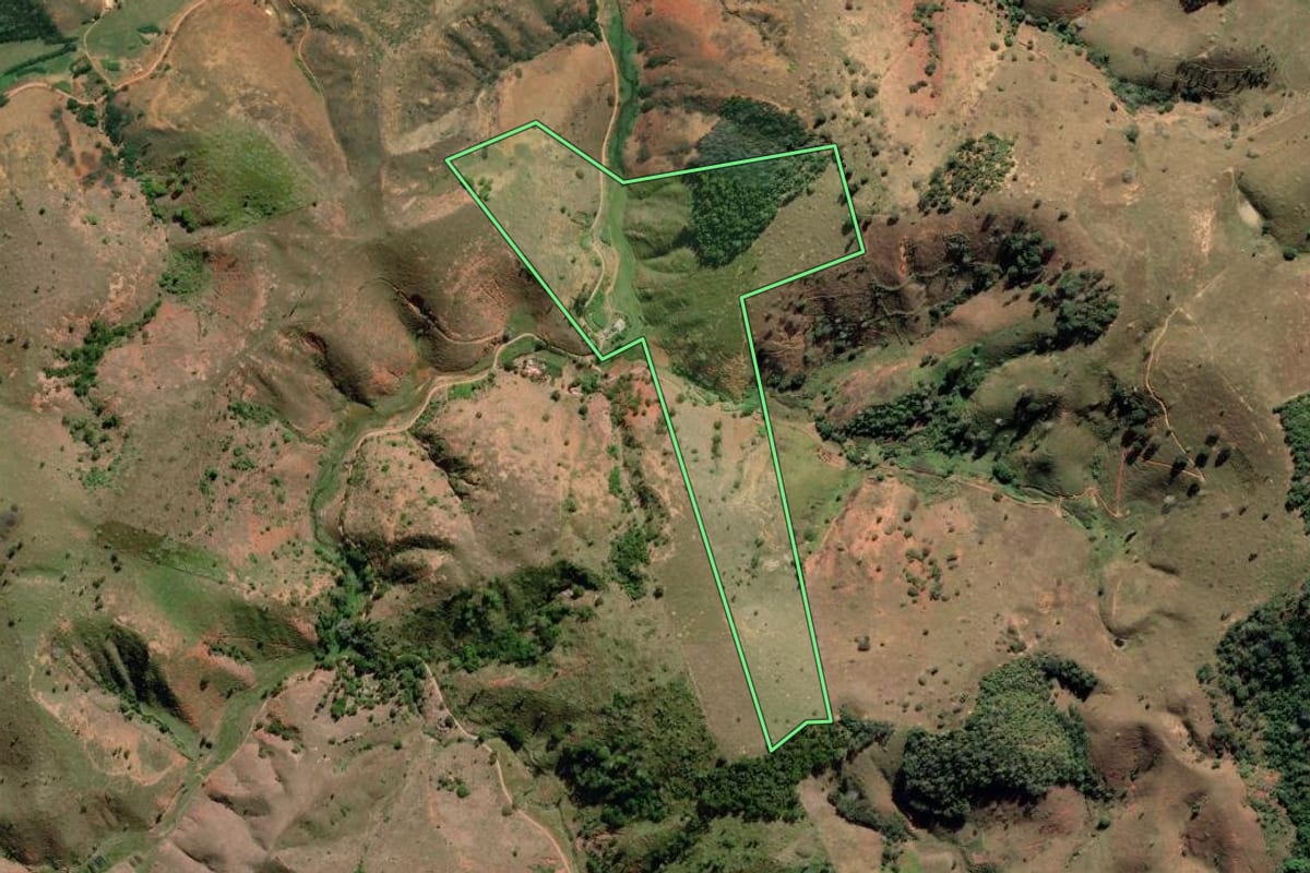 Imagem de satélite do imóvel rural em Cardoso Moreira (RJ), com o contorno declarado no CAR desenhado por cima.